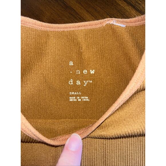 2 Gold Crop Tank Tops Womens Sz S Fallcore Stretchy Cozy Team Colors Athleisure - Picture 3 of 9